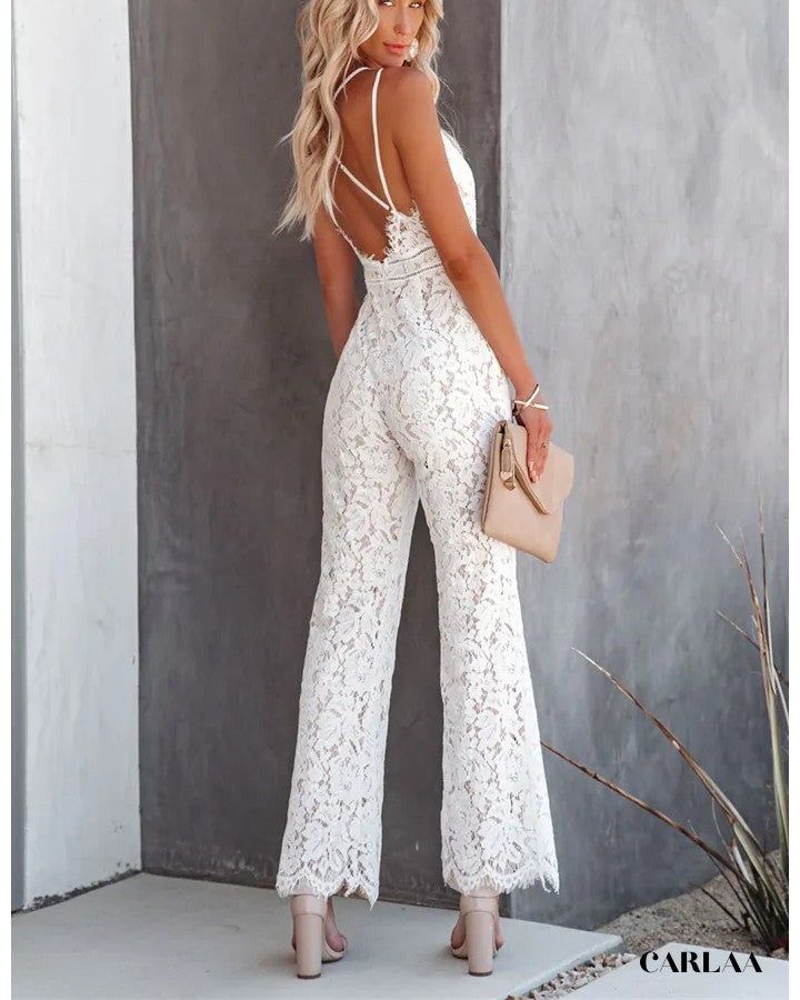 allure féminine en combinaison blanche