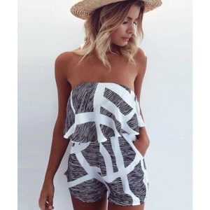 combishort femme plage en été