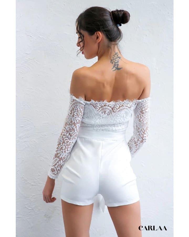 élégant combishort avec dentelle blanche